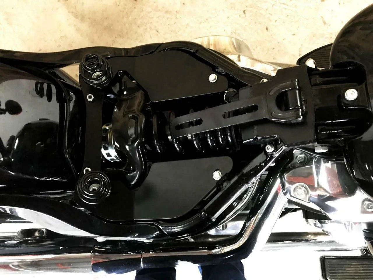 2018-2025 Harley Softail Spring Seat Conversion Mounting Kit 11x16" Oak Leaf bc