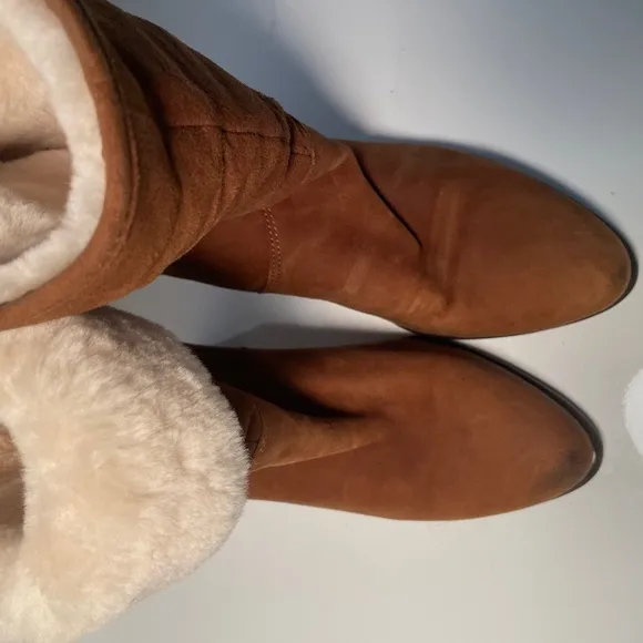 Like New, Ugg Women’s Layna Genuine Sherling Leather Cuff  Boots 1005955