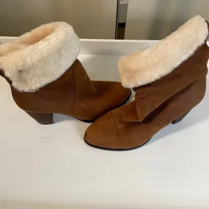 Like New, Ugg Women’s Layna Genuine Sherling Leather Cuff  Boots 1005955
