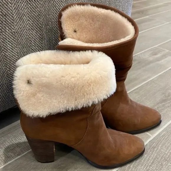 Like New, Ugg Women’s Layna Genuine Sherling Leather Cuff  Boots 1005955
