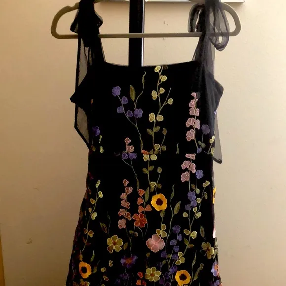 Lulus Thriving pose Black 3D floral Maxi embossed appliqué flowers Medium