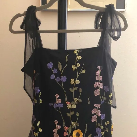 Lulus Thriving pose Black 3D floral Maxi embossed appliqué flowers Medium