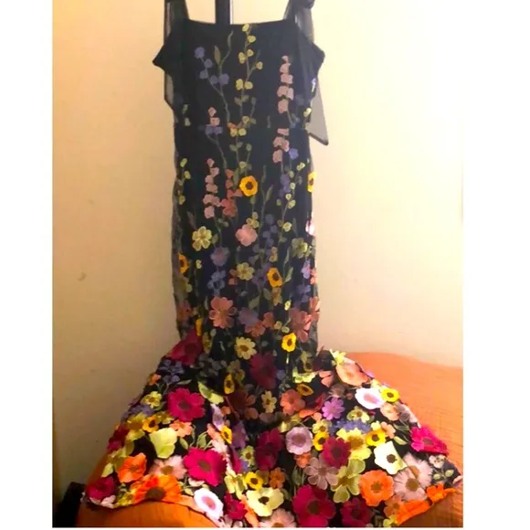 Lulus Thriving pose Black 3D floral Maxi embossed appliqué flowers Medium